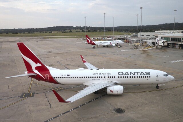 Qantas Airways, 비행 중 모든 스크린에서 R급 영화 방영 후 사과